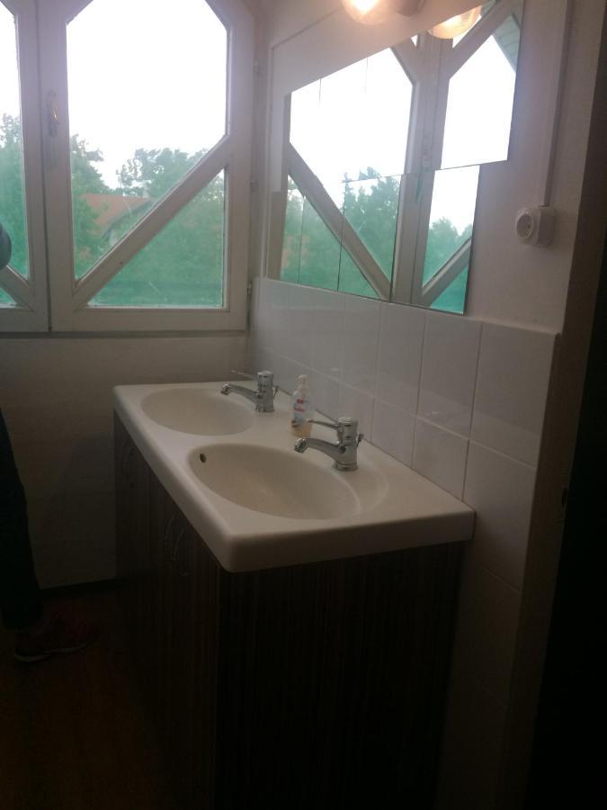 Y Hostel Balatonlelle Zewnętrze zdjęcie