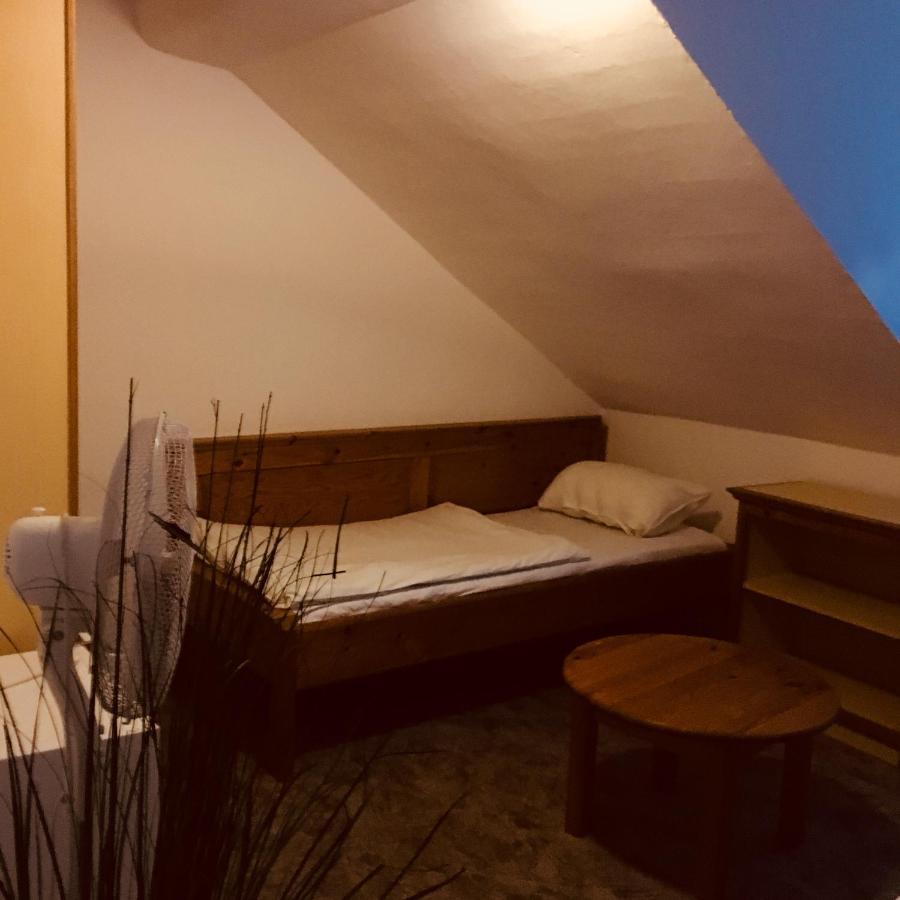 Y Hostel Balatonlelle Zewnętrze zdjęcie